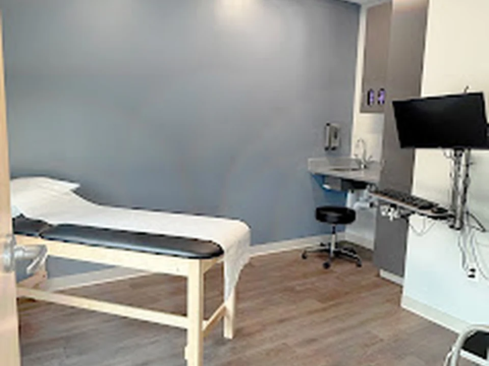 Foto de Boston Orthopaedic & Spine - Waltham | Orthopedic Walk-In Clinic Open on Saturdays