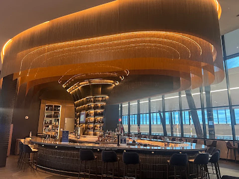Delta Sky Club (E13)