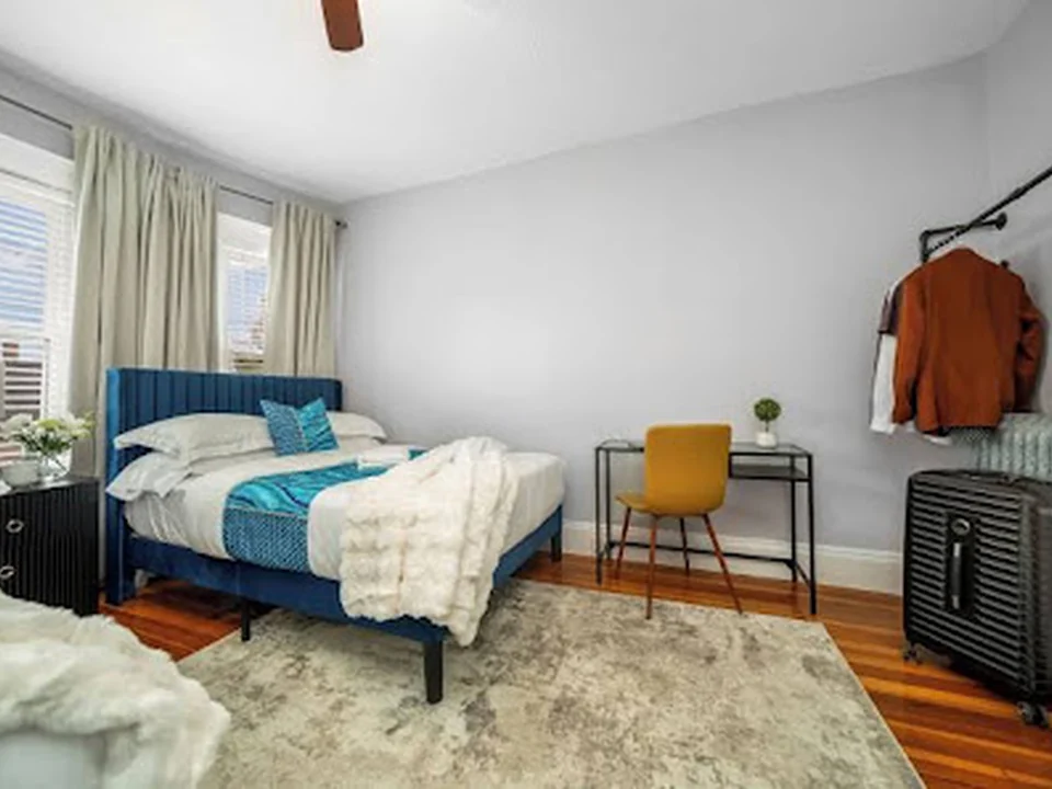 Perfect for large group 10 beds• 4.6 mi to Downtown •steps to T 5BD/2Bth
